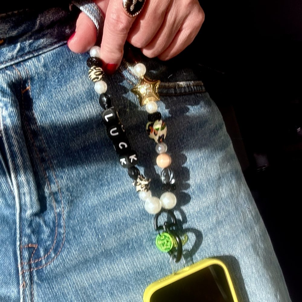 Bijou de téléphone court Paul, noir et or message Luck, étoile, perles léopard, création Bella-pampa.