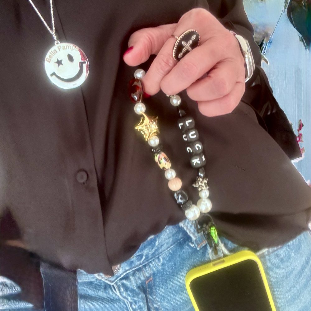 Bijou de téléphone court Paul, noir et or message Luck, étoile, perles léopard, création Bella-pampa.