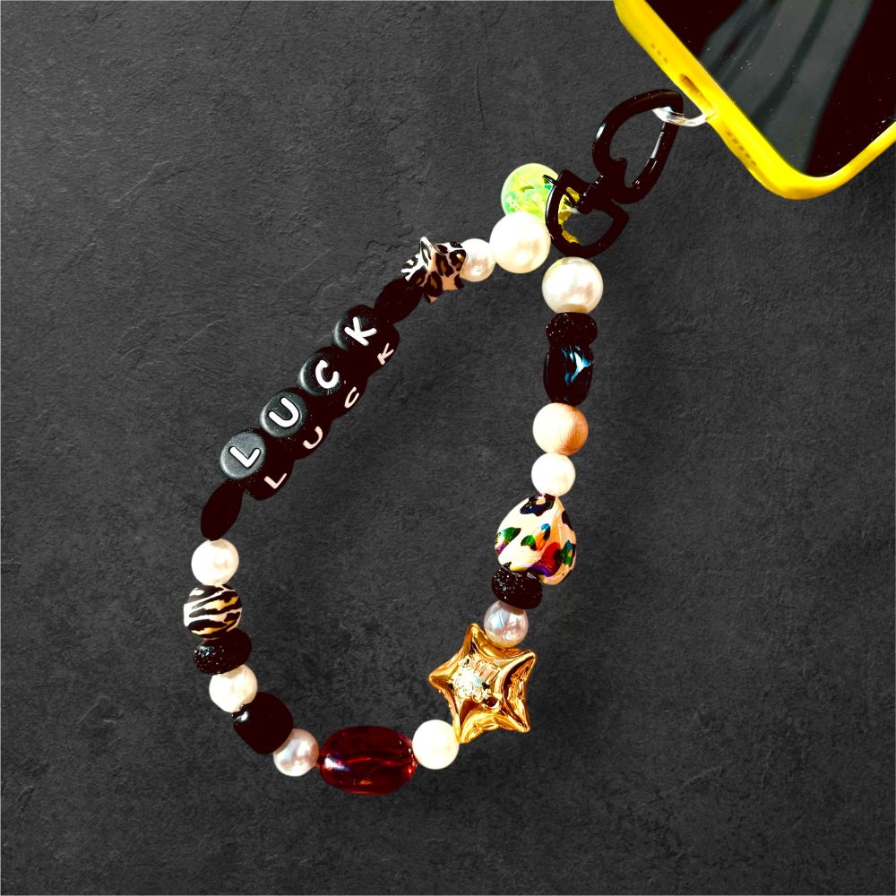 Bijou de téléphone court Paul, noir et or message Luck, étoile, perles léopard, création Bella-pampa.