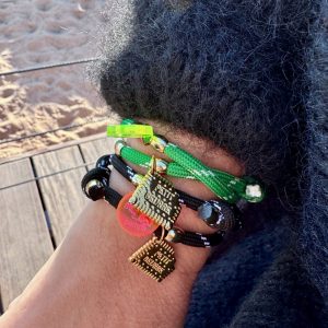 Bracelet cordon Petit Beurre et Bella-pampa, charms en acier inoxydable.