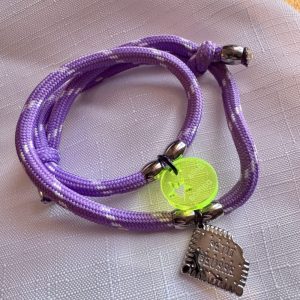 Bracelet cordon Petit Beurre et Bella-pampa, charms en acier inoxydable.