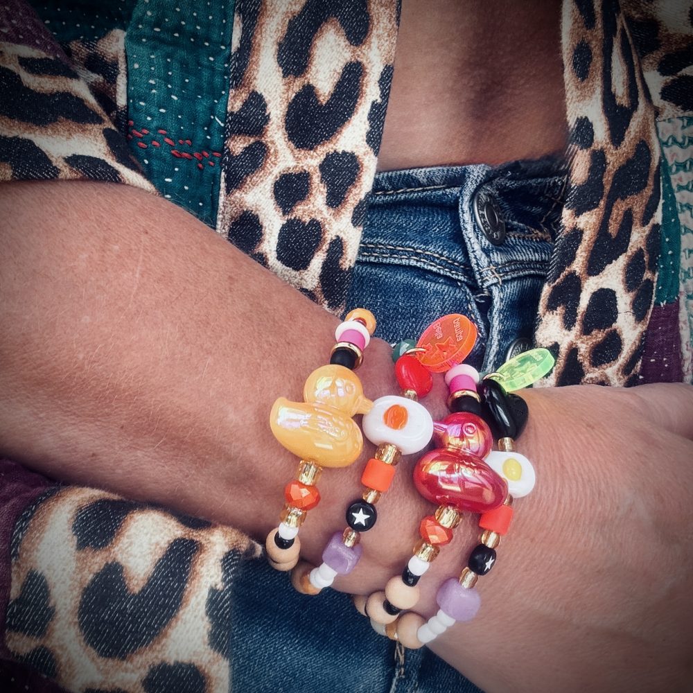 Bracelet double tour Lovely Lunatic, perles canard, oeuf au plat, coeur, perles multicolores, création Bella-pampa.