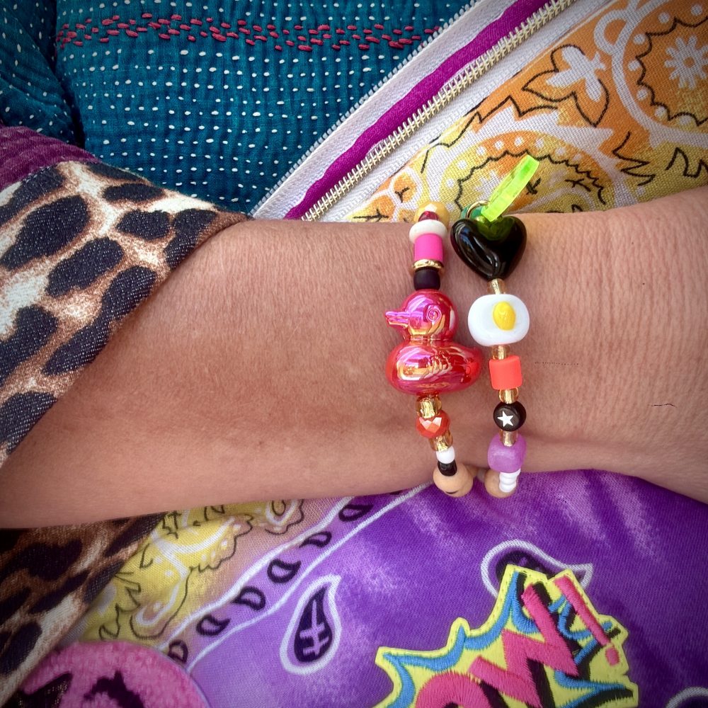 Bracelet double tour Lovely Lunatic, perles canard, oeuf au plat, coeur, perles multicolores, création Bella-pampa.