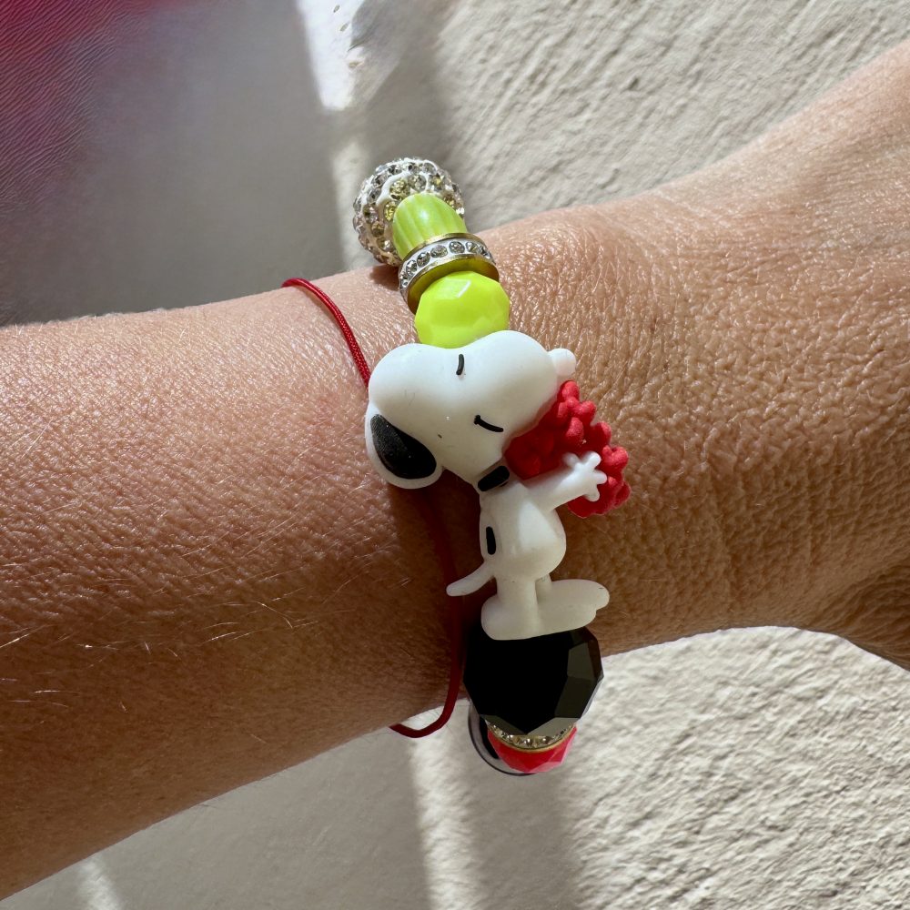 Bracelet élastique Snoopy Dog, perles multicolores, création Bella-pampa.