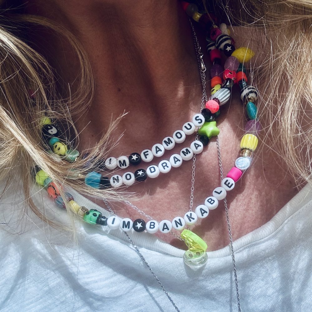 Collier ras de cou élastique No Drama, mélanges de perles fun et colorées, réalisé a Cannes .