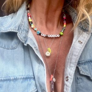 Collier ras de cou élastique No Drama, mélanges de perles fun et colorées, réalisé a Cannes .