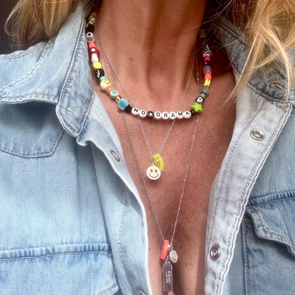 Collier ras de cou élastique No Drama, mélanges de perles fun et colorées, réalisé a Cannes .