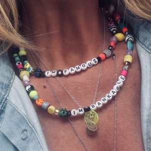 Collier élastique I'M BANKABLE, mélanges de perles fun et colorées, réalisé a Cannes.