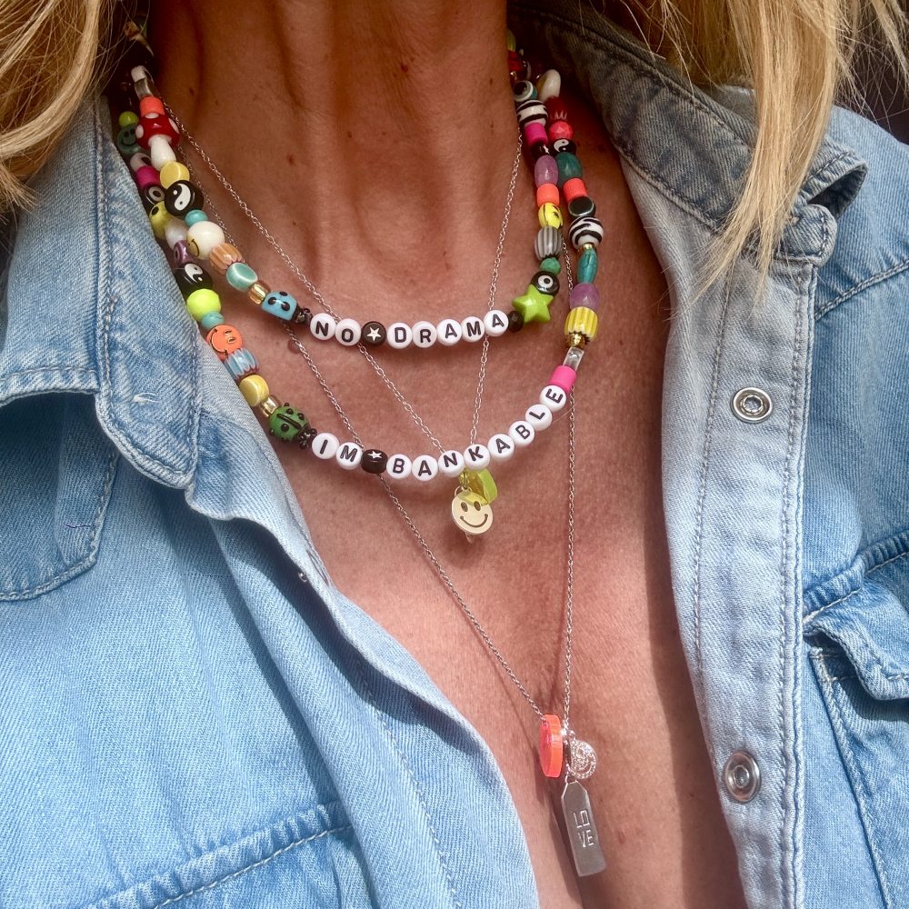 Collier ras de cou élastique No Drama, mélanges de perles fun et colorées, réalisé a Cannes .