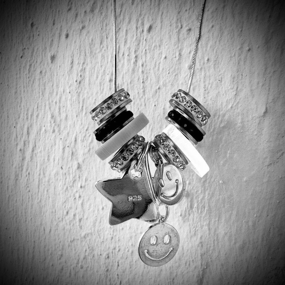 Sautoir Stardust, mélange de perles en argent 925, smiley, étoile, strass, perles fluo Bella-pampa.