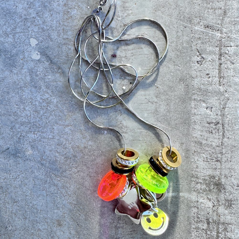 Sautoir Stardust, mélange de perles en argent 925, smiley, étoile, strass, perles fluo Bella-pampa.