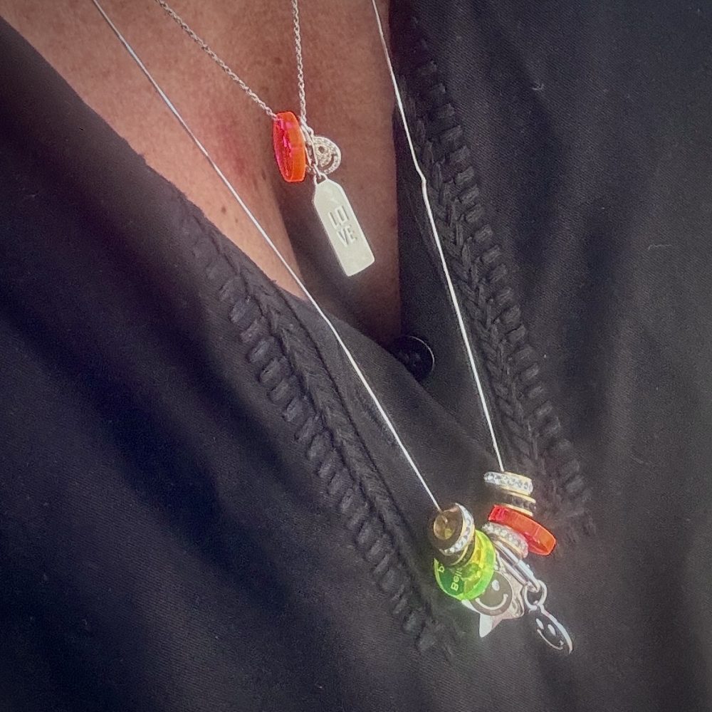 Sautoir Stardust, mélange de perles en argent 925, smiley, étoile, strass, perles fluo Bella-pampa.