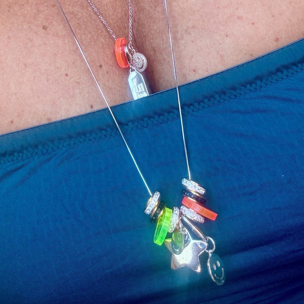 Sautoir Stardust, mélange de perles en argent 925, smiley, étoile, strass, perles fluo Bella-pampa.