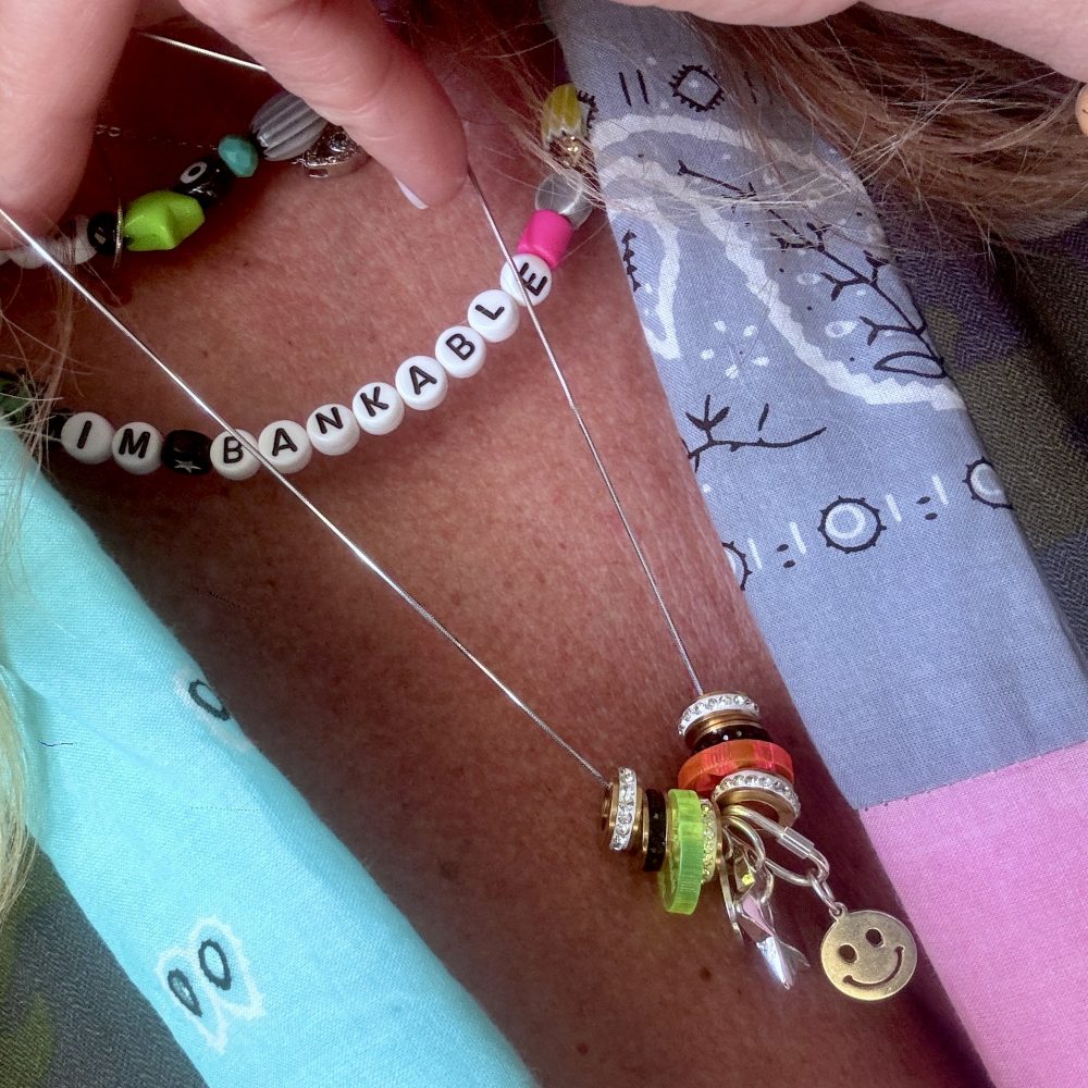 Sautoir Stardust, mélange de perles en argent 925, smiley, étoile, strass, perles fluo Bella-pampa.