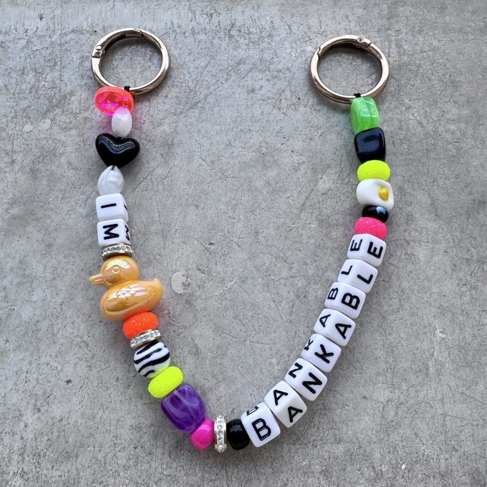 Bijou de sac Team Lovely Lunatic, perles smiley, canard, décalées et colorées, messages Badass, Cartel , Bankable.