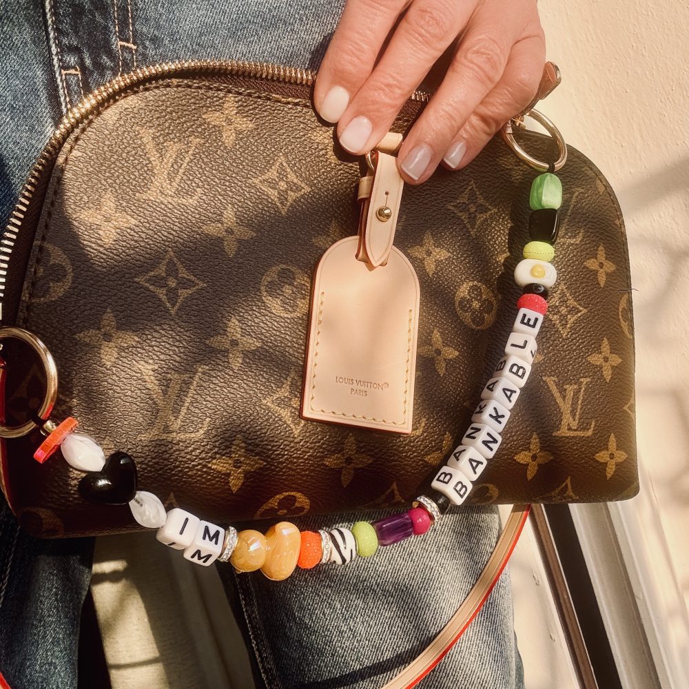 Bijou de sac Team Lovely Lunatic, perles smiley, canard, décalées et colorées, messages Badass, Cartel , Bankable.