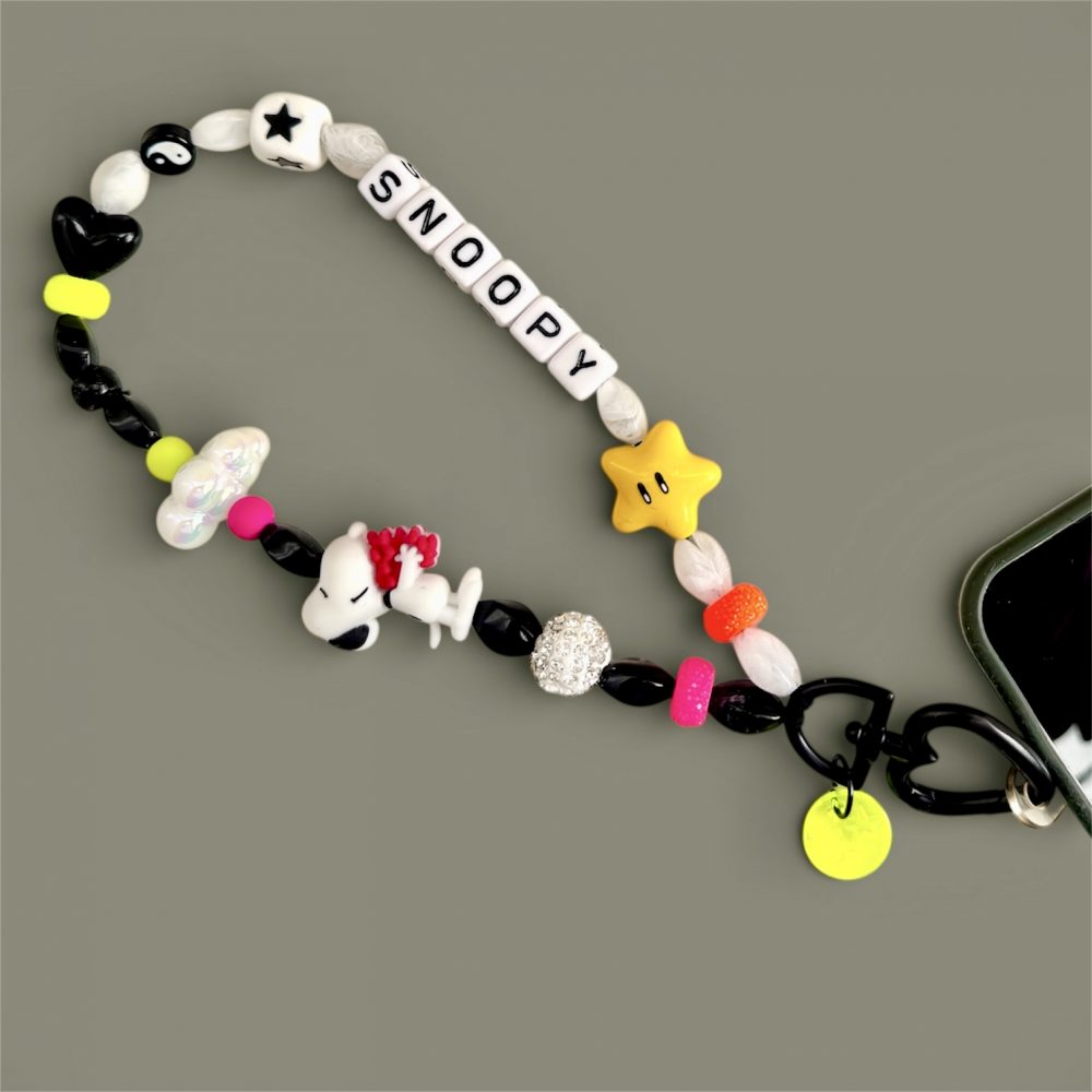 Bijou de téléphone Snoopy La tete dans les nuages, perles multicolores, message création Bella-pampa.