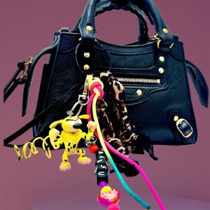 Bijou de sac Marsupilami, laniere, leopard, perles colorées.