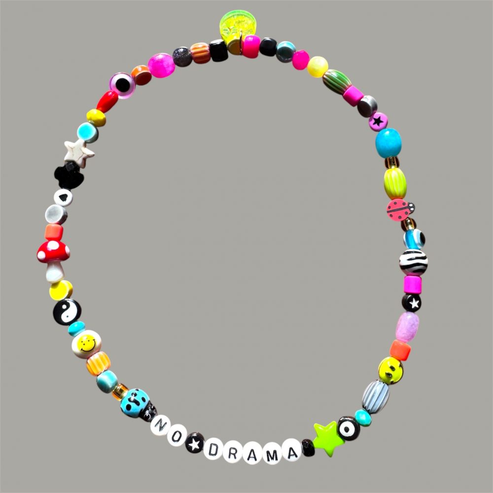 Collier ras de cou élastique No Drama, mélanges de perles fun et colorées, réalisé a Cannes .