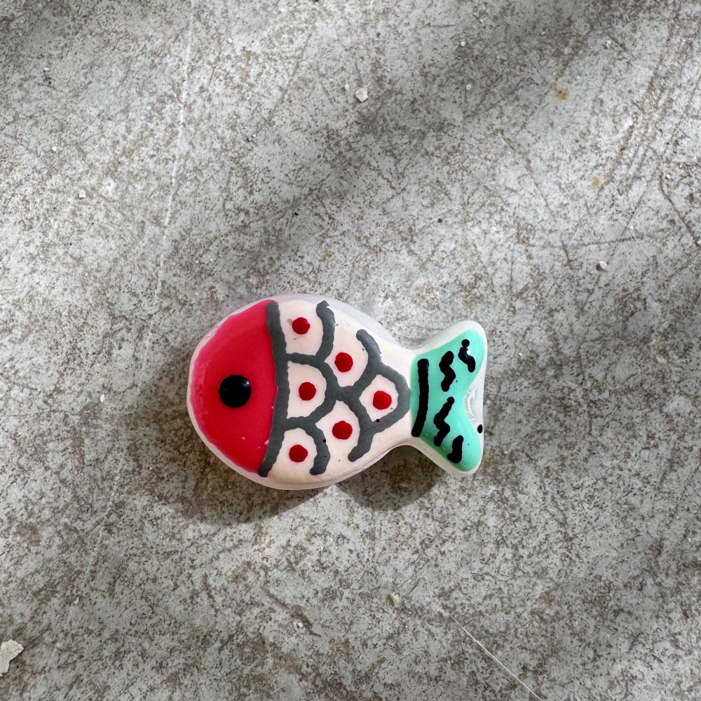 Bracelet double tour Toto, perle poisson, mélanges de perles multicolores en verre et acier inoxydable, création Bella-pampa.