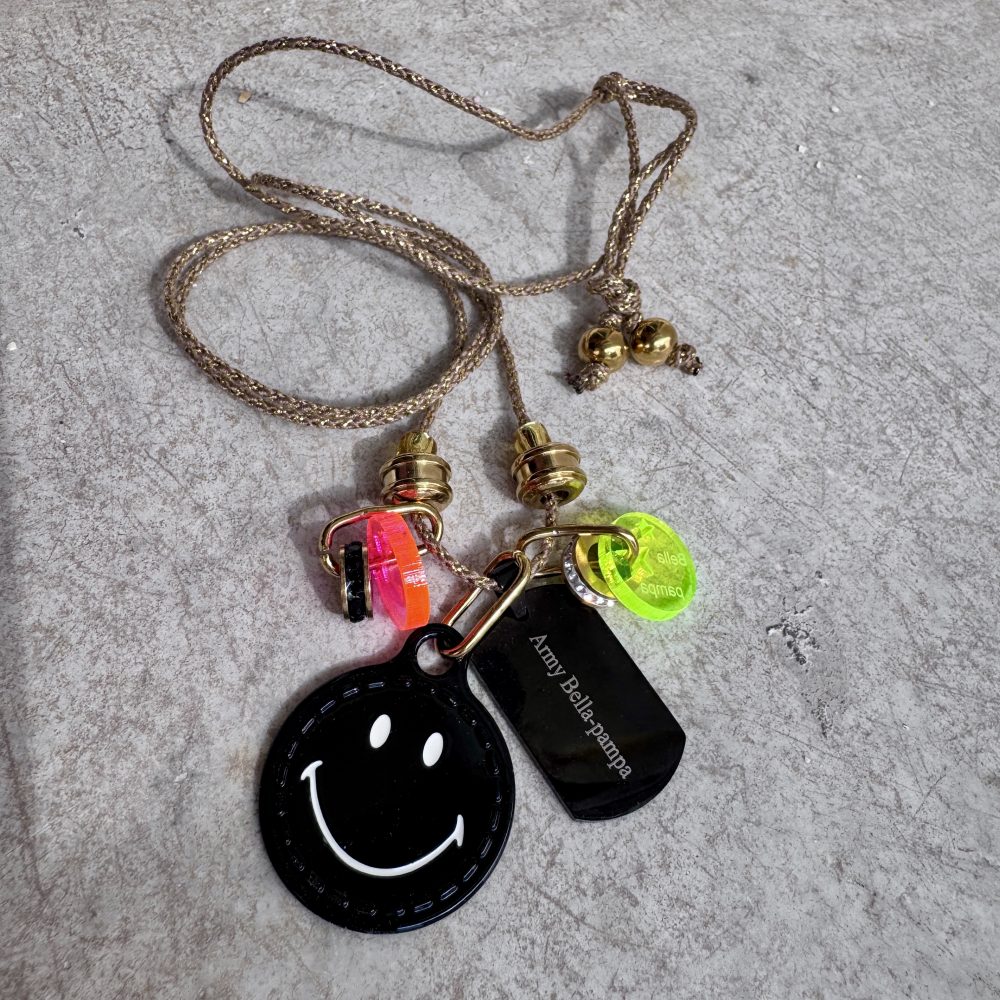 Sautoir cordon Ringo, smiley, plaque armée Bella-pampa, perles en acier inoxydable et strass.