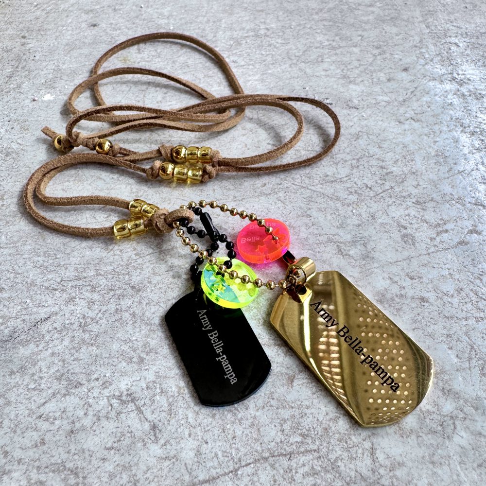 Sautoir cordon Santiago, plaques armée Bella-pampa, perles dorées en acier inoxydable.