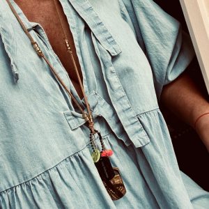 Sautoir cordon Santiago, plaques armée Bella-pampa, perles dorées en acier inoxydable.