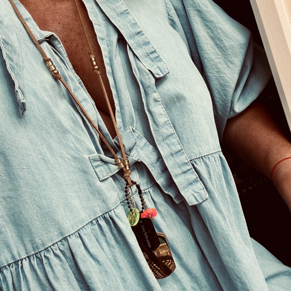 Sautoir cordon Santiago, plaques armée Bella-pampa, perles dorées en acier inoxydable.