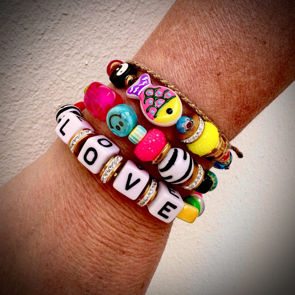 Bracelet double tour Toto, perle poisson, mélanges de perles multicolores en verre et acier inoxydable, création Bella-pampa.