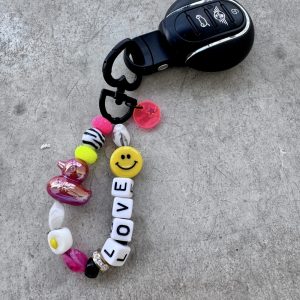 Porte-clefs Minus Lunatic, un bijou 3 en 1, perles colorées et décalées.