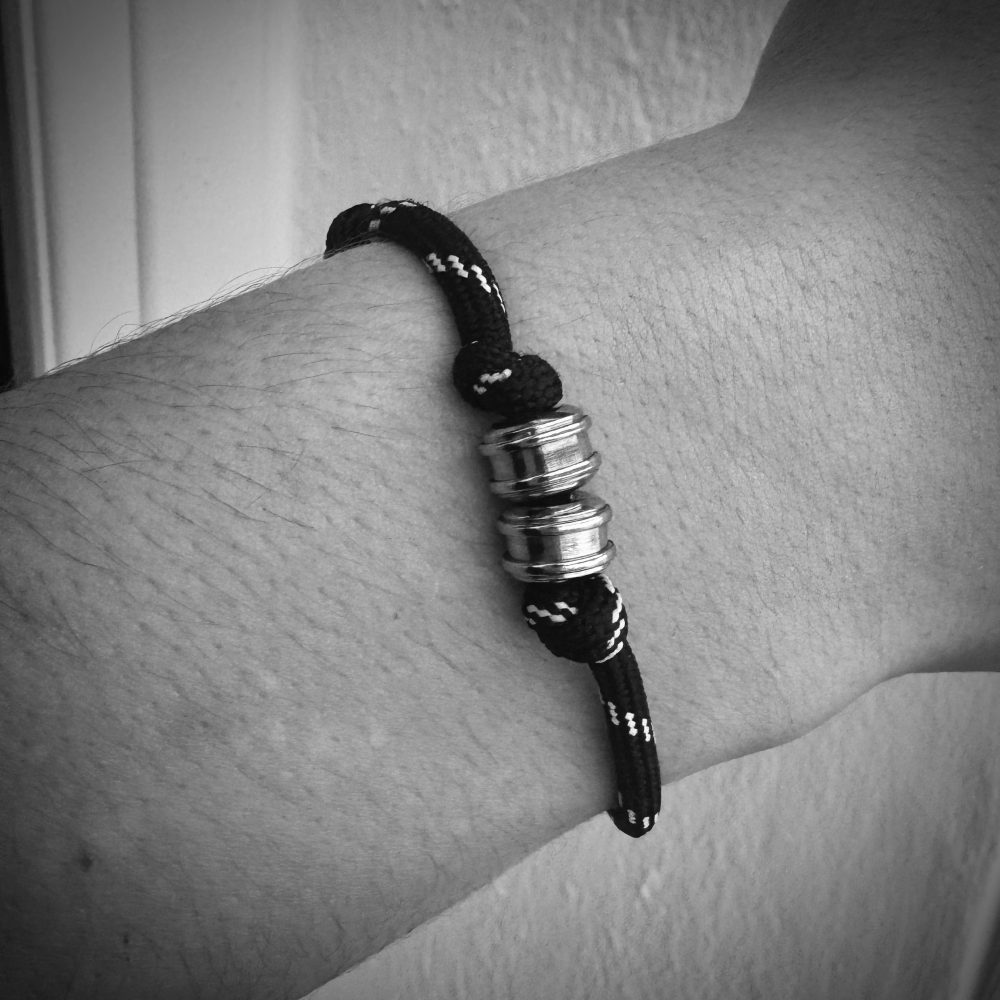 Bracelet César cordon réglable, lacet noir, perles en acier inoxydable , Bella-pampa.