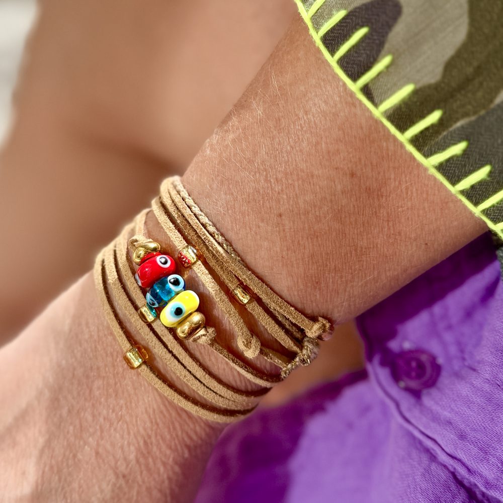Bracelet Sauveur cordon multi-tours, perles yeux protecteur, perles dorées en verre et acier inoxydable.
