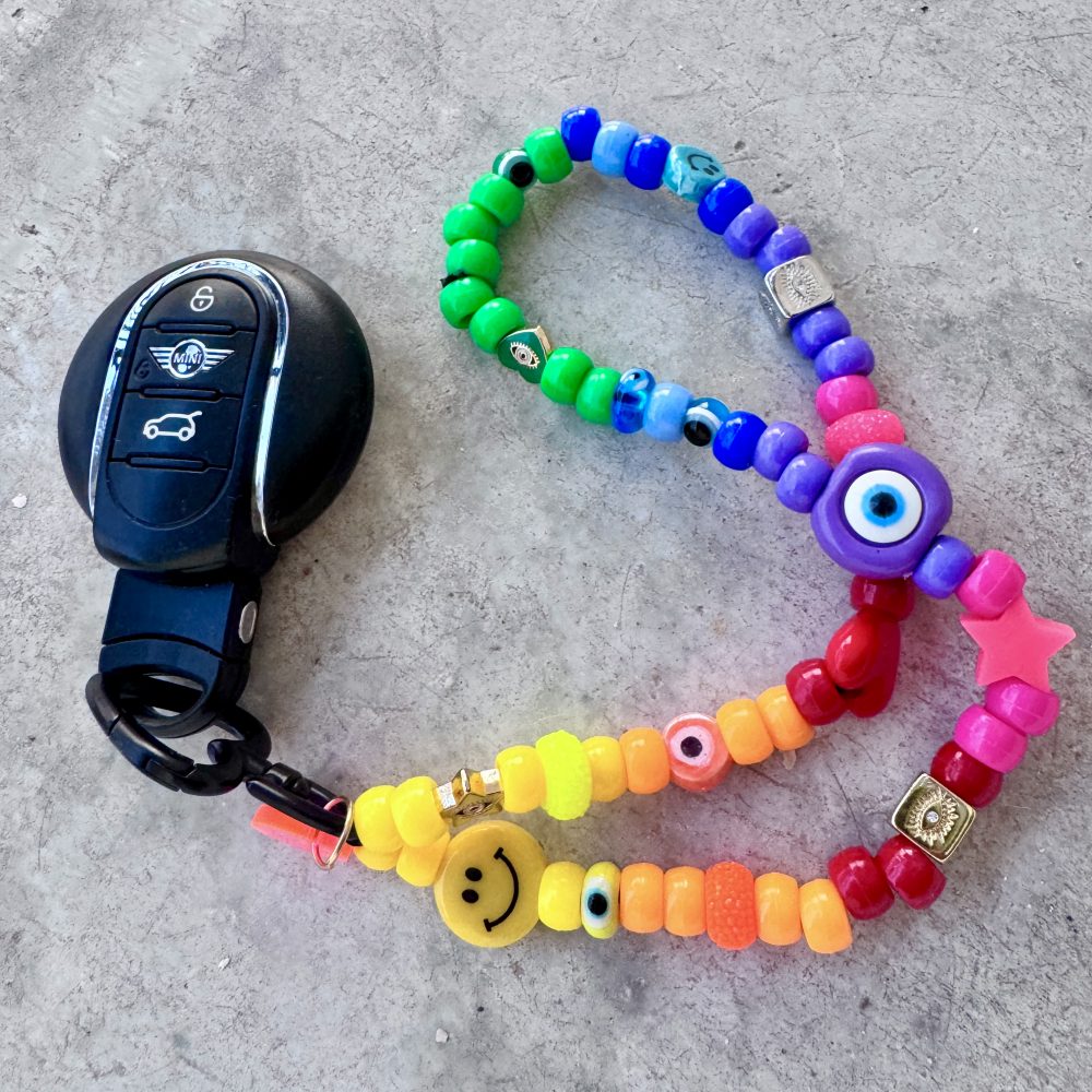Bijou de téléphone, porte-clés ou bijou de sac TRIBECA, un bijou fun aux perles arc-en-ciel Rainbow, oeil, smiley, Bella-pampa.