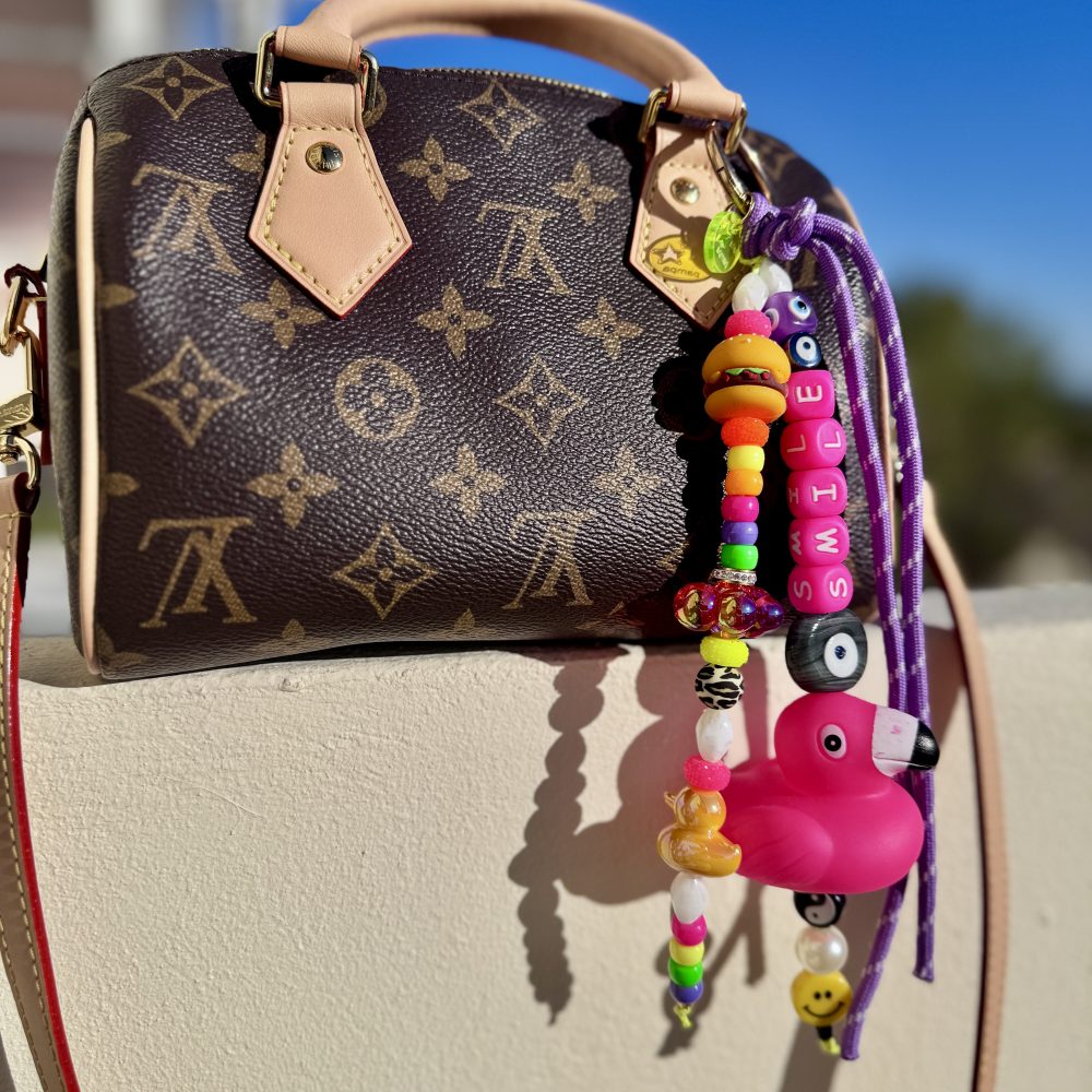 Bijou de sac Pink Panic, ou bijou de téléphone, un bijou polyvalent, flamant rose, perles fun et colorées,