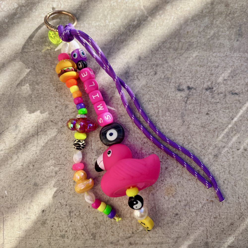 Bijou de sac Pink Panic, ou bijou de téléphone, un bijou polyvalent, flamant rose, perles fun et colorées,