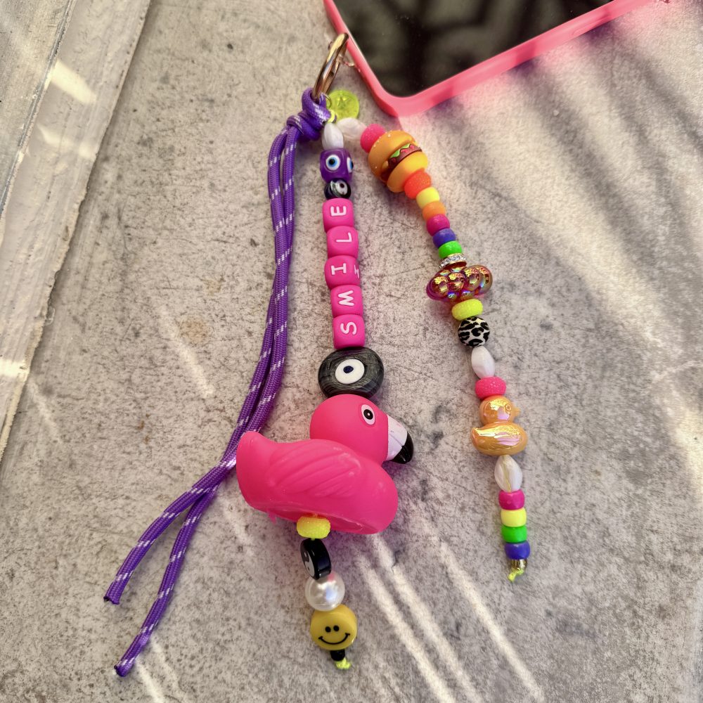 Bijou de sac Pink Panic, ou bijou de téléphone, un bijou polyvalent, flamant rose, perles fun et colorées,