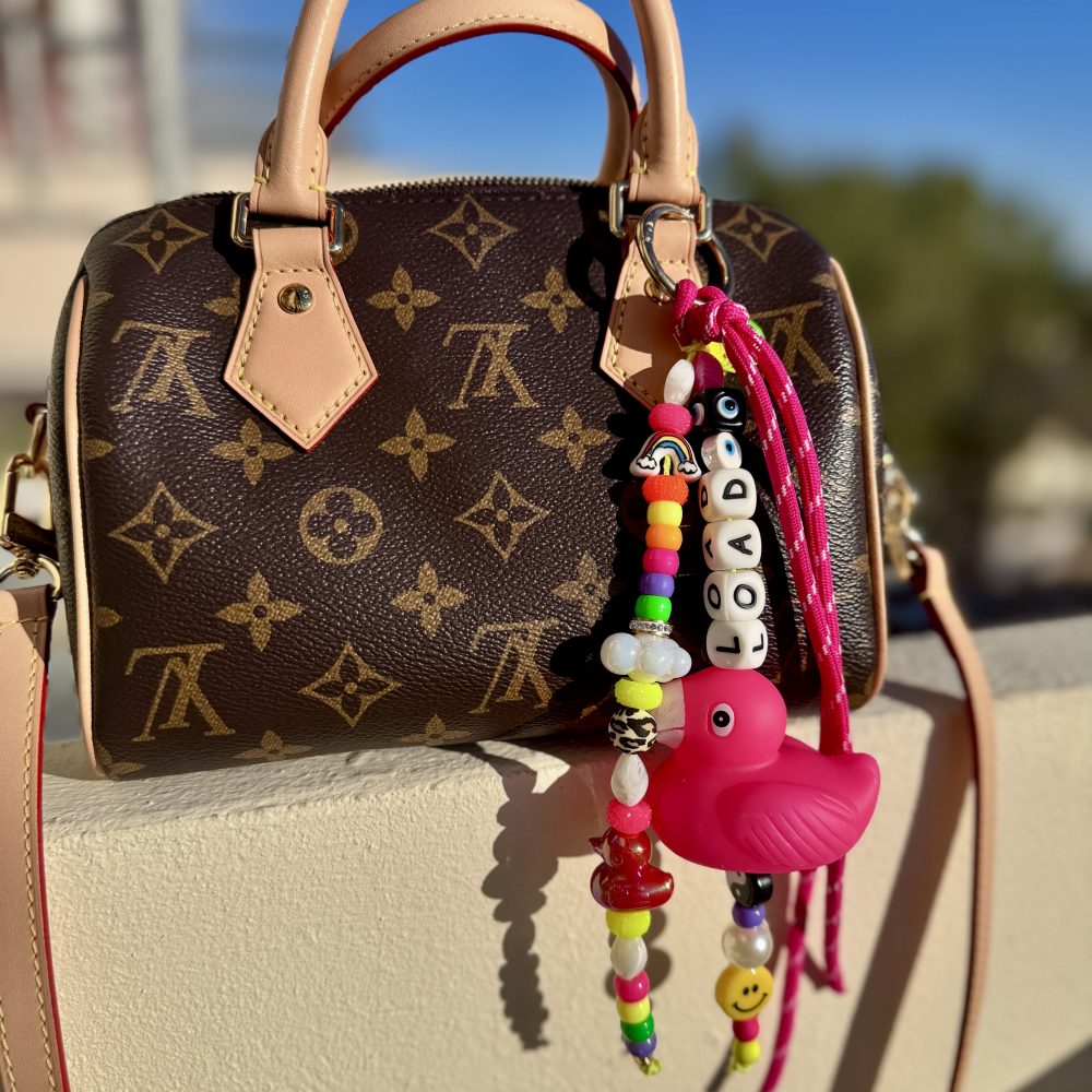 Bijou de sac Pink Panic, ou bijou de téléphone, un bijou polyvalent, flamant rose, perles fun et colorées,