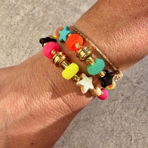 Bracelet Tropezina, perles fluo, étoiles, perles dorées et acier inoxydable, Bella-pampa.