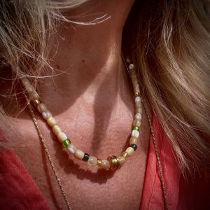 Collier en nacre Pablo, perles dorées en acier inoxydable et verre Bella-pampa