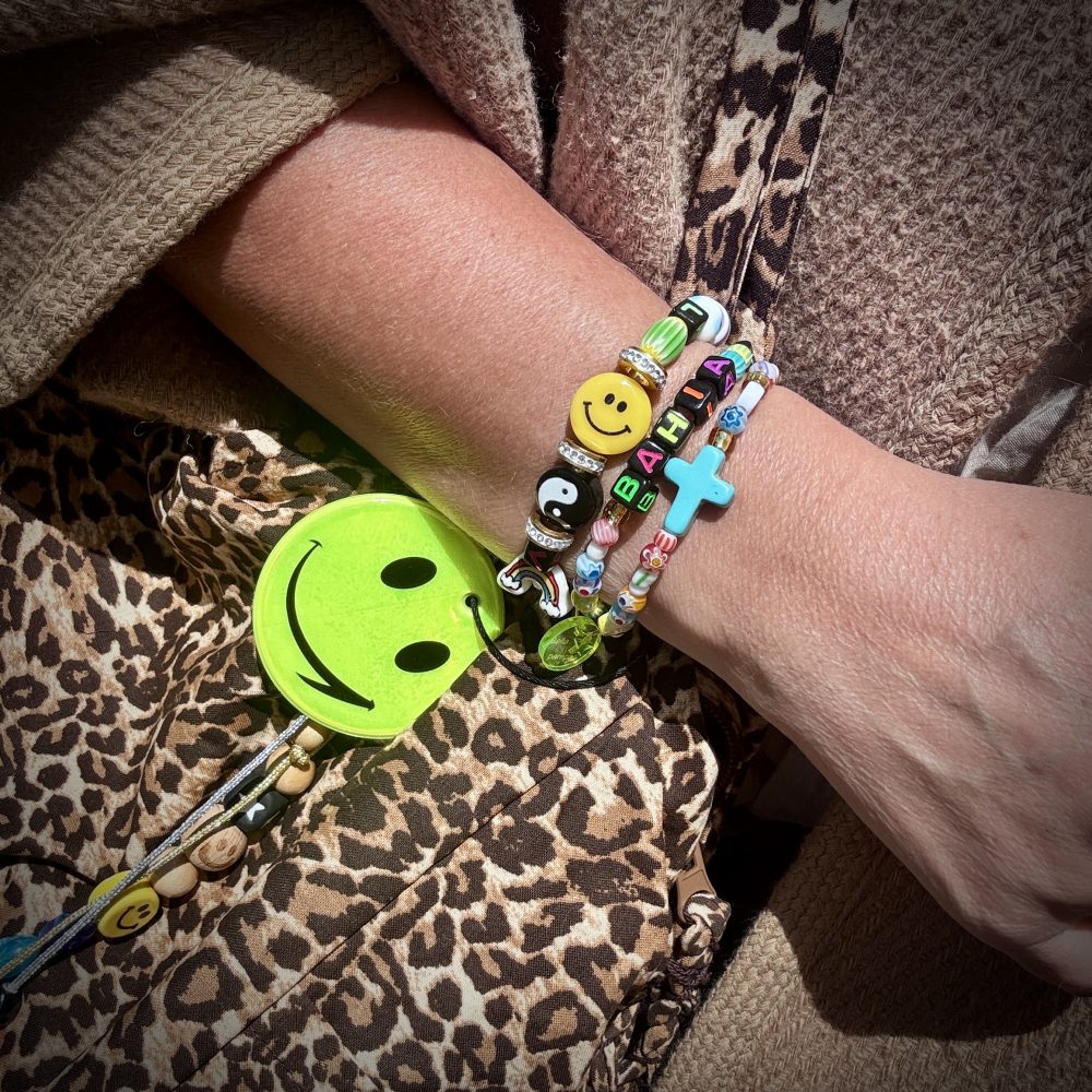 Bracelet double tour, Bahia Beach, croix, perles ultra colorées, message Bahia, Bella-pampa.