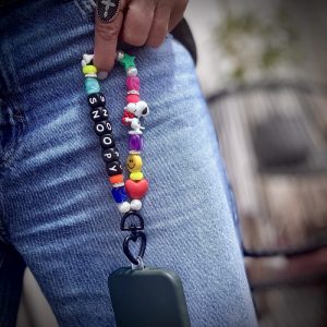 Bijou de telephone ou porte clés Snoopy Love, perles fun et colorées Bella-pampa.