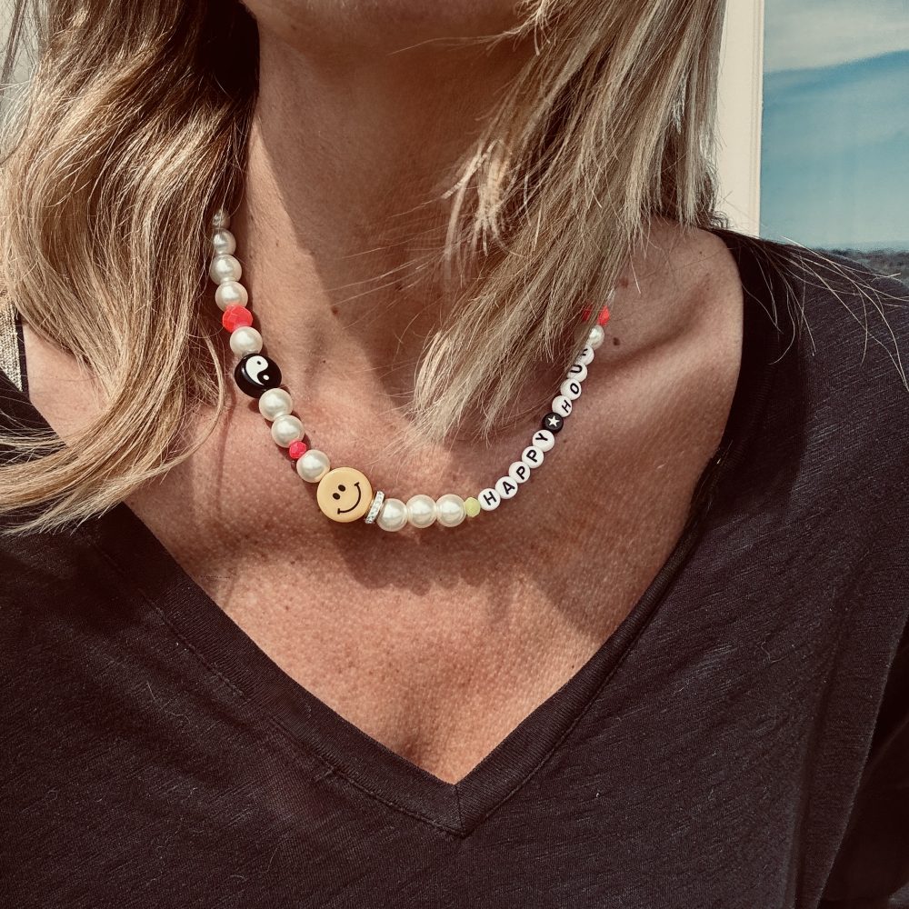 Collier ras de cou Happy Hour, bijou décalé, fun et coloré avec smiley, yin perles fluo message Happy Hour