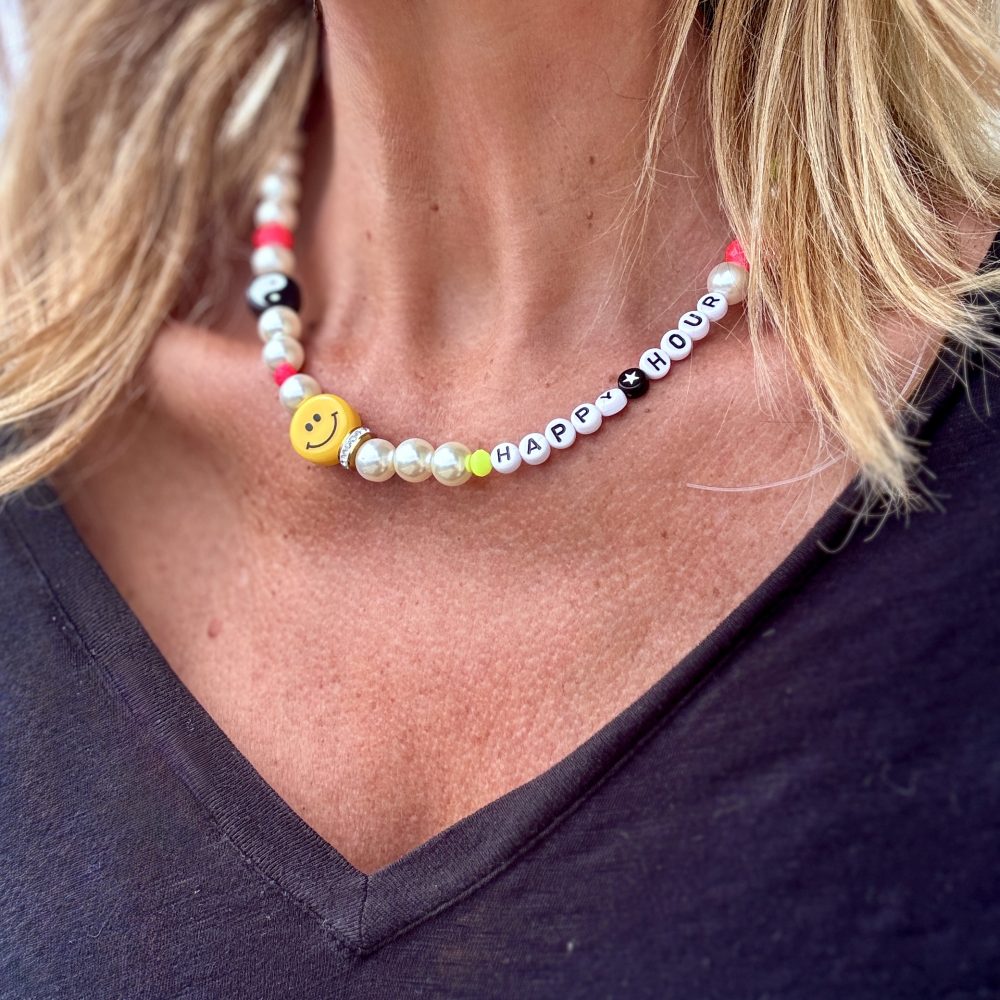 Collier ras de cou Happy Hour, bijou décalé, fun et coloré avec smiley, yin perles fluo message Happy Hour