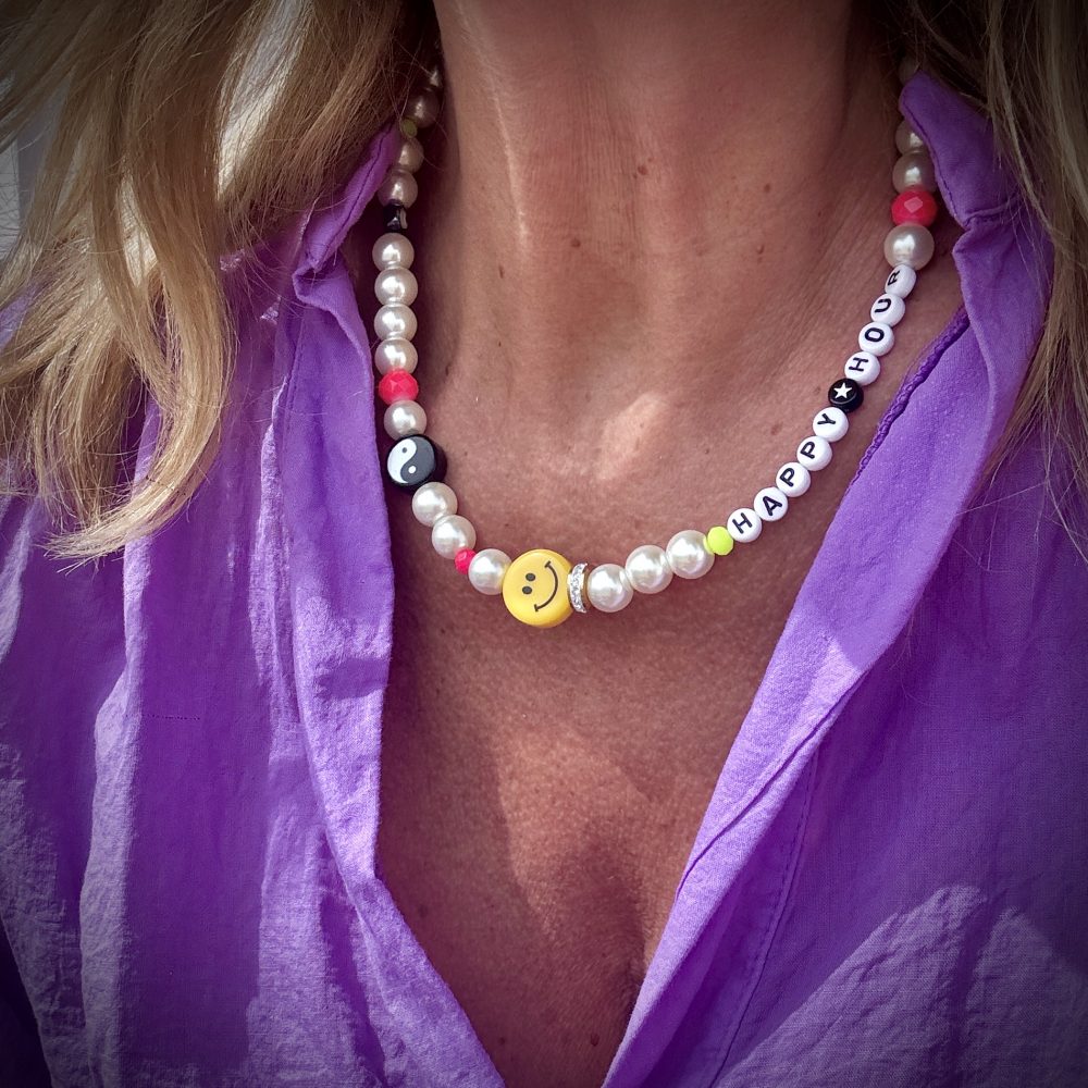 Collier ras de cou Happy Hour, bijou décalé, fun et coloré avec smiley, yin perles fluo message Happy Hour
