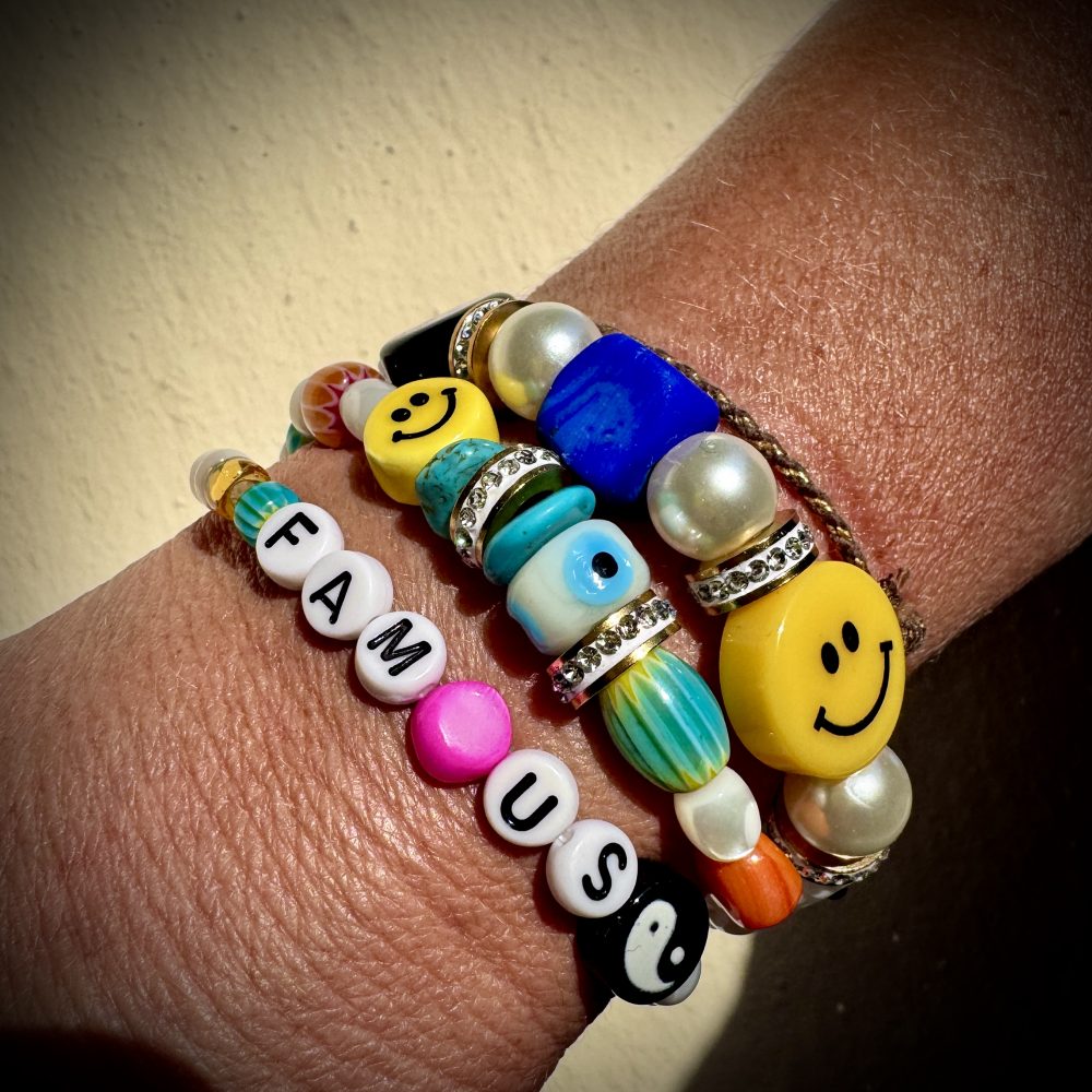 Bracelet Happy hour, perle smiley, Yin yang, cube bleu Klein oeil, strass, poisson, message, Bella-pampa.