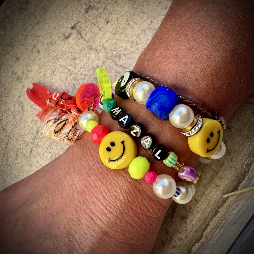 Bracelet Happy hour, perle smiley, Yin yang, cube bleu Klein oeil, strass, poisson, message, Bella-pampa.
