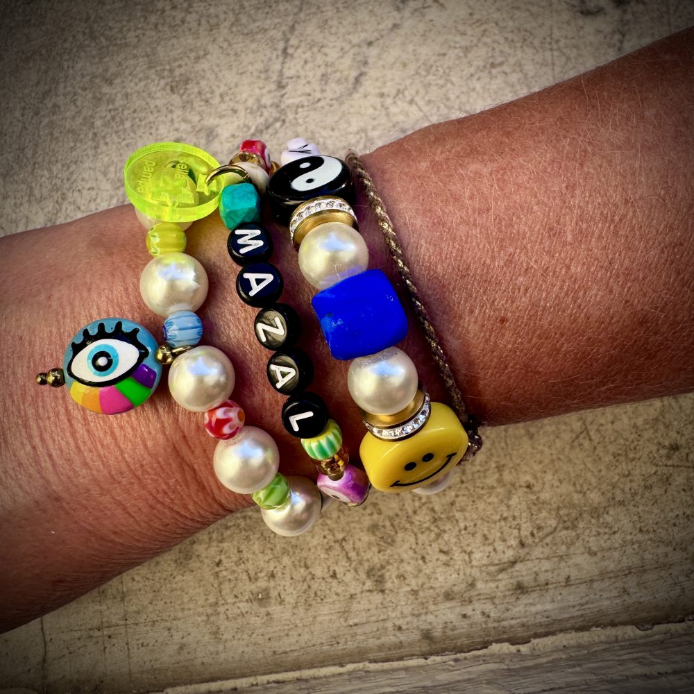 Bracelet Happy hour, perle smiley, Yin yang, cube bleu Klein oeil, strass, poisson, message, Bella-pampa.