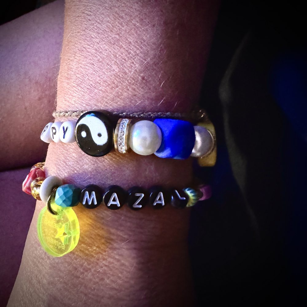 Bracelet Happy hour, perle smiley, Yin yang, cube bleu Klein oeil, strass, poisson, message, Bella-pampa.