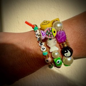 Bracelet Louis, un bijou de protection, poisson fluo, perles yin, smiley. Bella-pampa