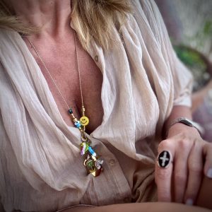 Sautoir N° 2, Charms mélange de pendentifs poissons, plaque army, arc- en -ciel, palmier, strass, perles oeil protecteur, smiley.Bella-pampa.